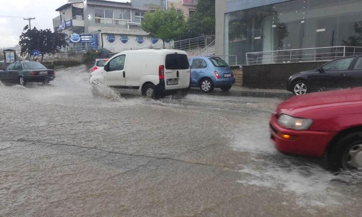 Καταρρακτώδης βροχή στη Θεσσαλονίκη: «Ποτάμια» οι δρόμοι - Δεκάδες κλήσεις για απάντληση υδάτων