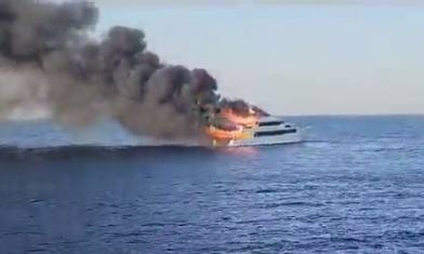 Αίγυπτος: Στις φλόγες υπερπολυτελής θαλαμηγός  – Αγνοούνται 3 Βρετανοί - Βίντεο
