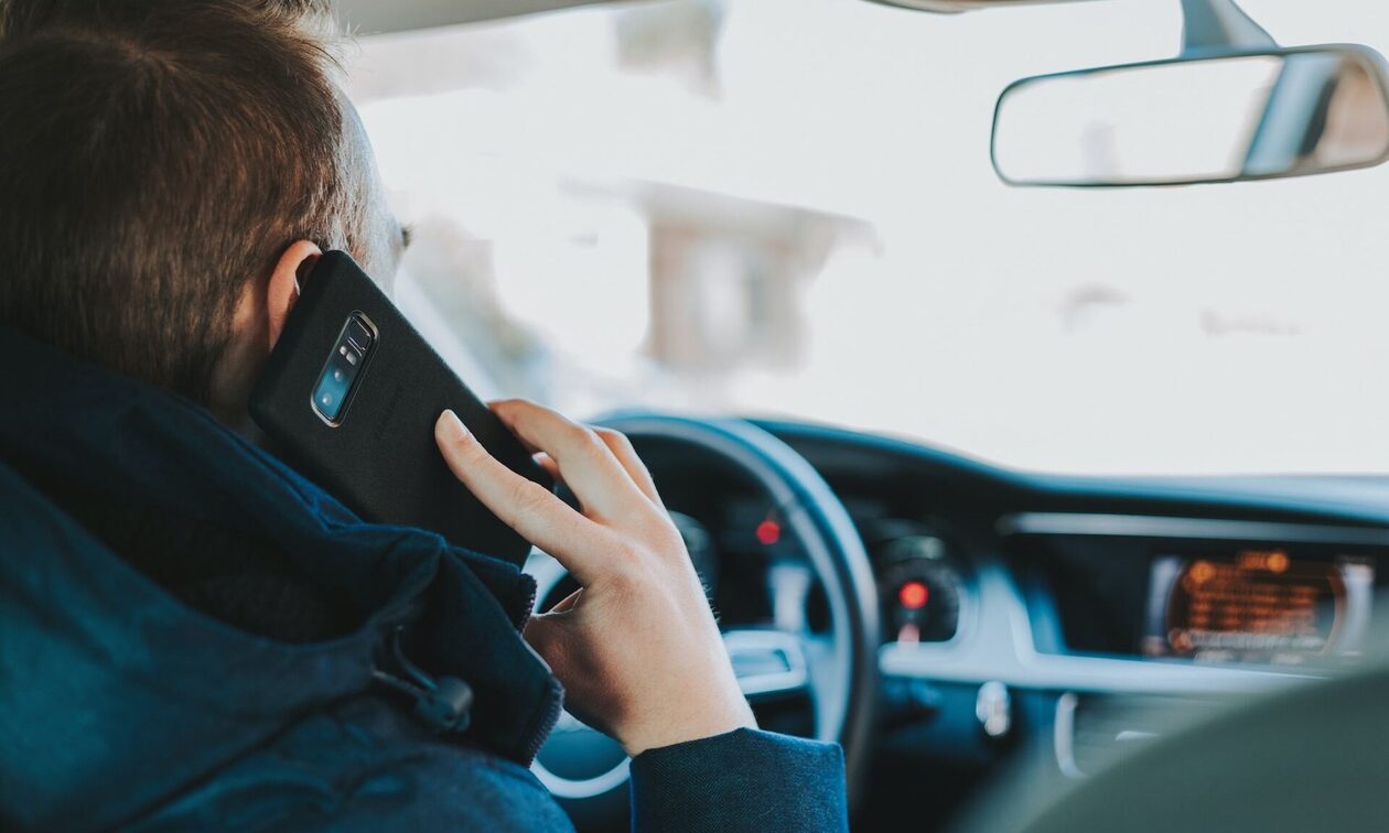 Έρευνα: Το 84% των Ελλήνων οδηγών χρησιμοποιεί το κινητό κατά τη διάρκεια της οδήγησης