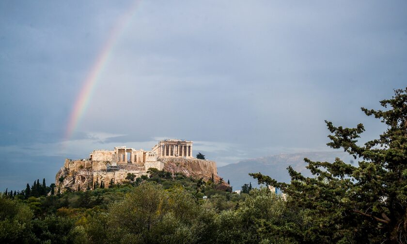 Αθήνα: Ουράνιο τόξο πάνω από την Ακρόπολη, έπειτα από την ξαφνική μπόρα
