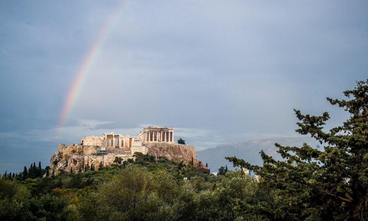 Αθήνα: Ουράνιο τόξο πάνω από την Ακρόπολη, έπειτα από την ξαφνική μπόρα