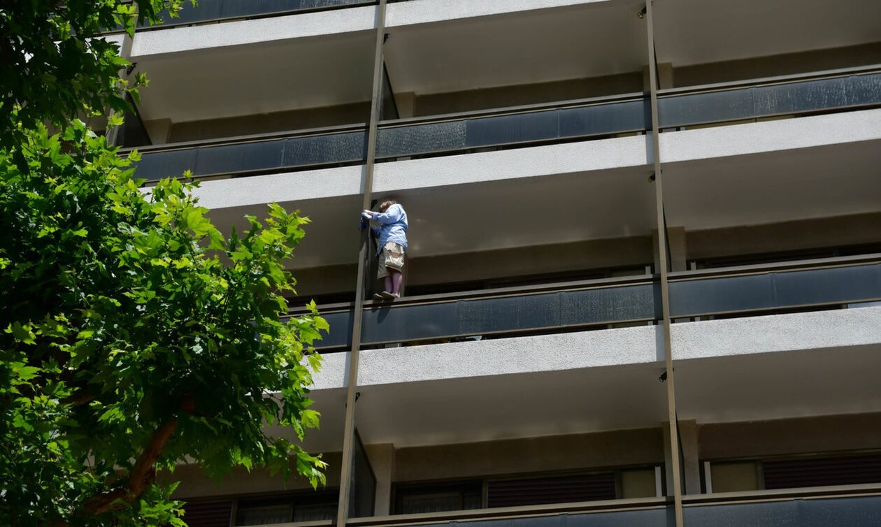 Λάρισα: Έληξε το συμβάν στο κέντρο της πόλης – Αποχώρησε η γυναίκα από το μπαλκόνι