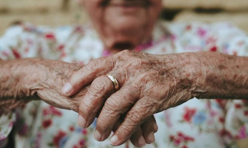 Τρίκαλα: «Γολγοθάς» για 86χρονη - Έλαβε εξιτήριο και περιμένει ασθενοφόρο εδώ και δύο ημέρες