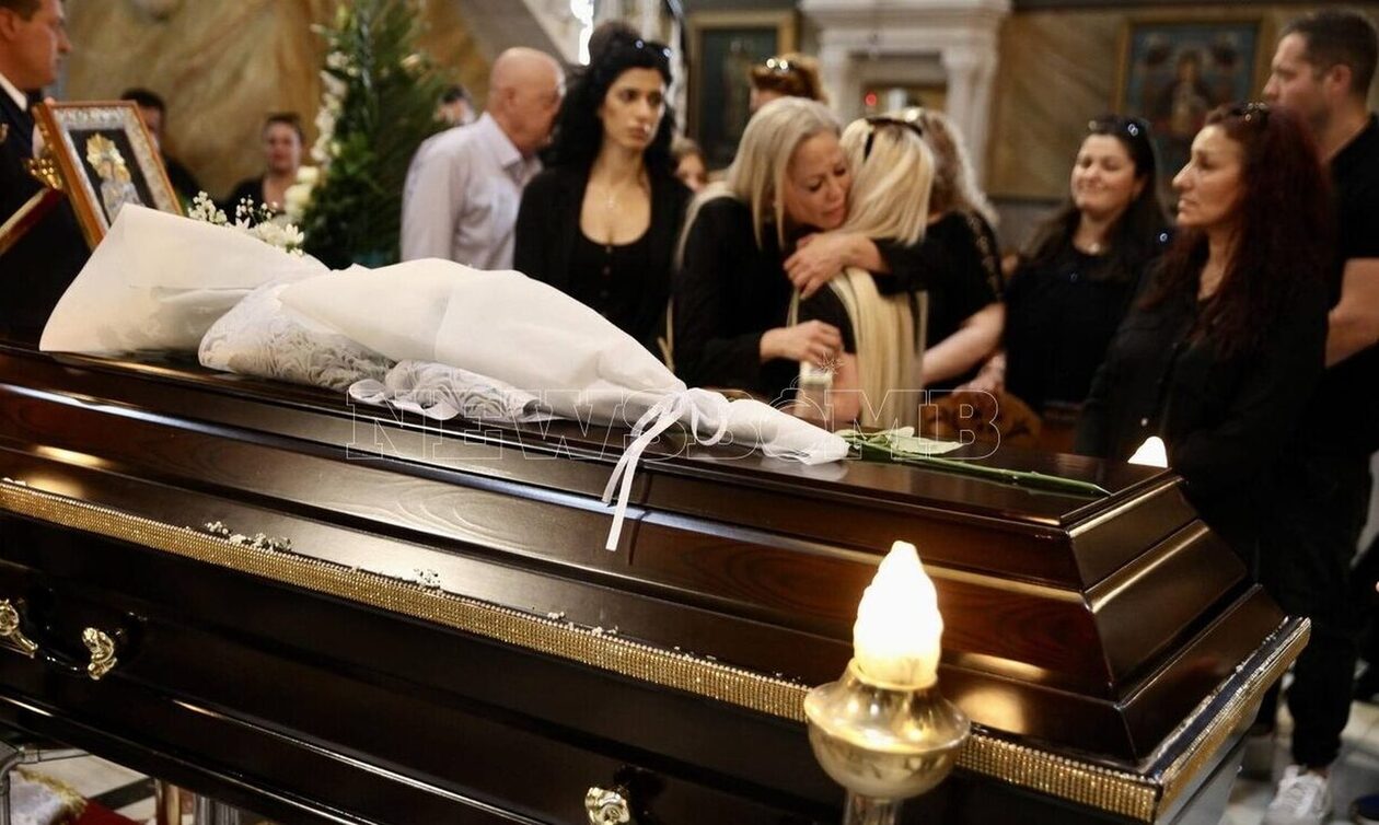 Άννα Φλωρινιώτη: Στον τάφο του πατέρα της 9 μέρες μετά τον θάνατό του - «Ήταν πατέρας και κολλητός»