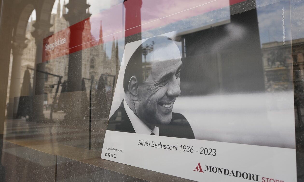 Σίλβιο Μπερλουσκόνι: Πλήθος κόσμου στην Πλατεία Ντουόμο για το τελευταίο αντίο - LIVE εικόνα