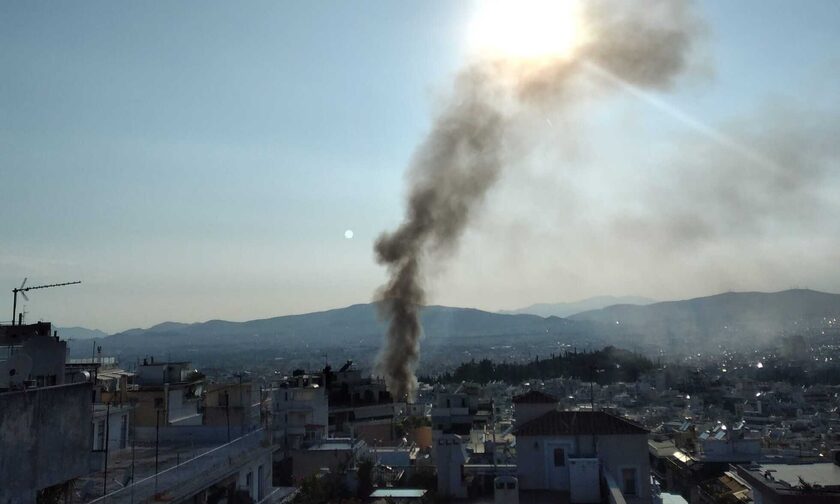 Φωτιά σε πολυκατοικία στην Αθήνα: Υπό έλεγχο η πυρκαγιά στο δώμα - Εξετάζεται γυναίκα από το ΕΚΑΒ