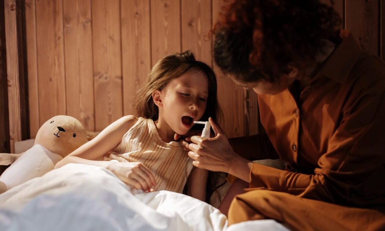 Στρεπτόκοκκος: Πώς μεταδίδεται, τι να προσέξουν οι γονείς και τα συμπτώματα «καμπανάκι»