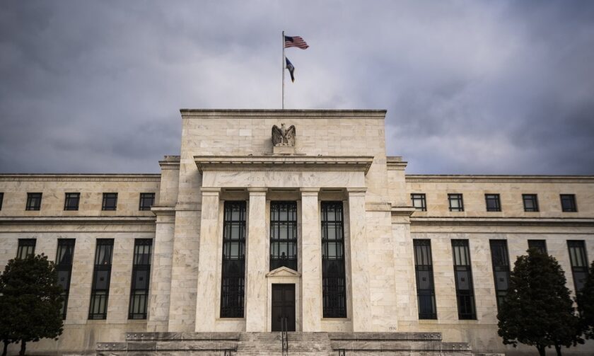 ΗΠΑ: Η Fed άφησε αμετάβλητα τα επιτόκια, αναθεωρεί προς τα επάνω την πρόβλεψή της για την ανάπτυξη