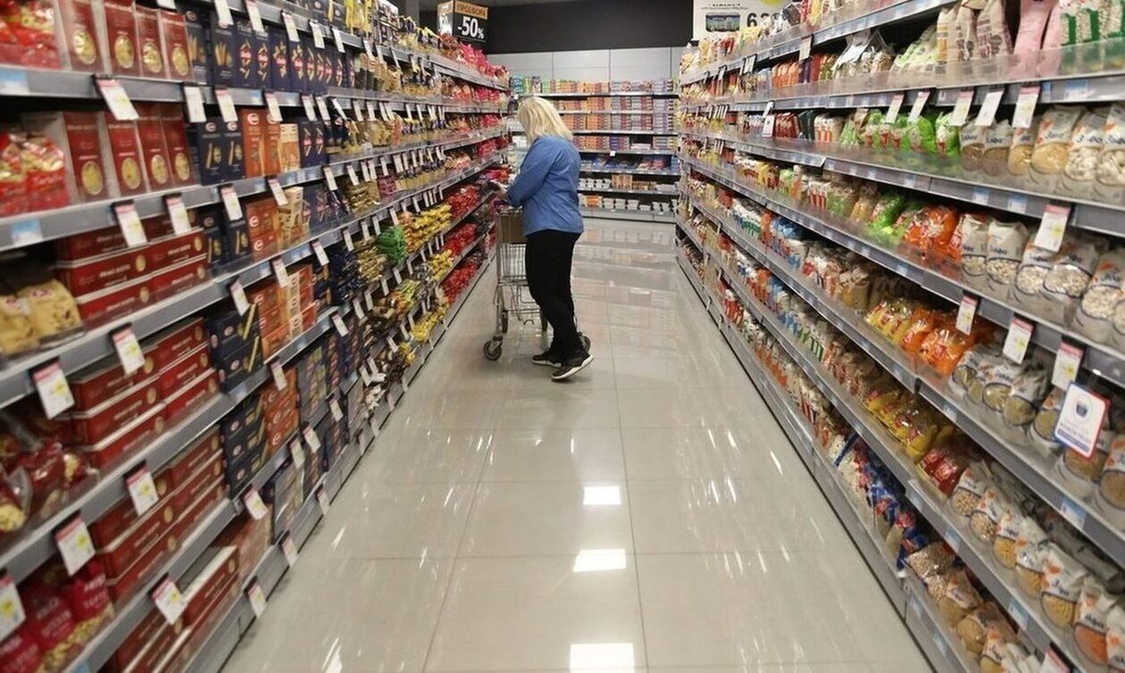 Οι καταναλωτές «κυνηγούν» τις χαµηλές τιµές στα ράφια των σούπερ µάρκετ