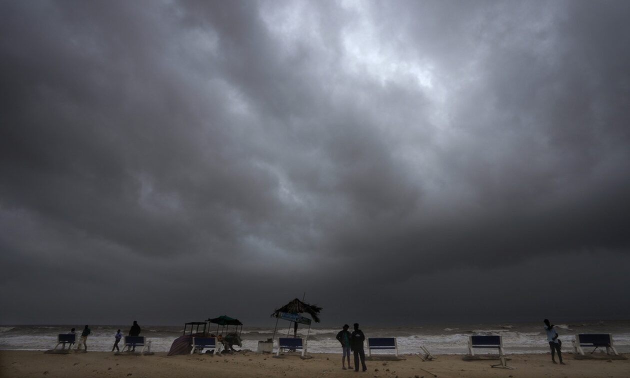 Ισχυρός κυκλώνας απειλεί Ινδία και Πακιστάν: Περισσότεροι απο 100.000 άνθρωποι απομακρύνθηκαν