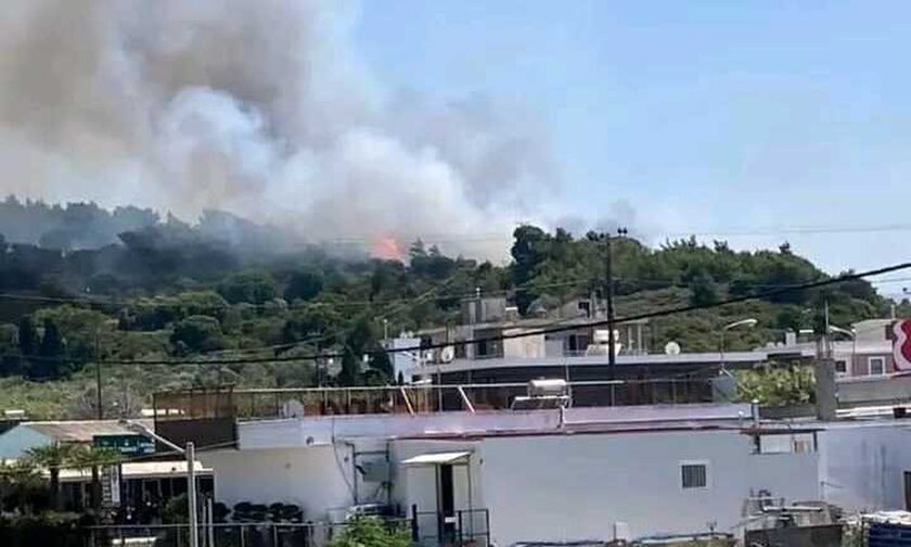 Φωτιά στη Ρόδο: Πλησιάζει σε σπίτια - Εξετάζεται η εκκένωση του οικισμού