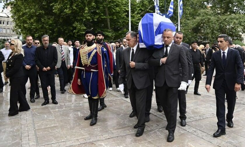 Γιάννης Μαρκόπουλος: Με την ελληνική σημαία και συνοδεία βρακοφόρων το τελευταίο αντίο