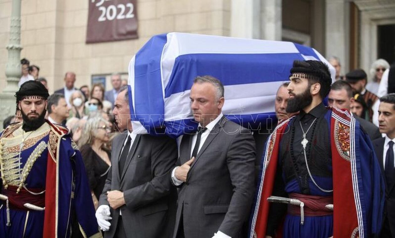 Κηδεία Γιάννη Μαρκόπουλου: Συγκλονιστικές στιγμές με τη σύζυγό του – «Μείναμε ορφανοί»