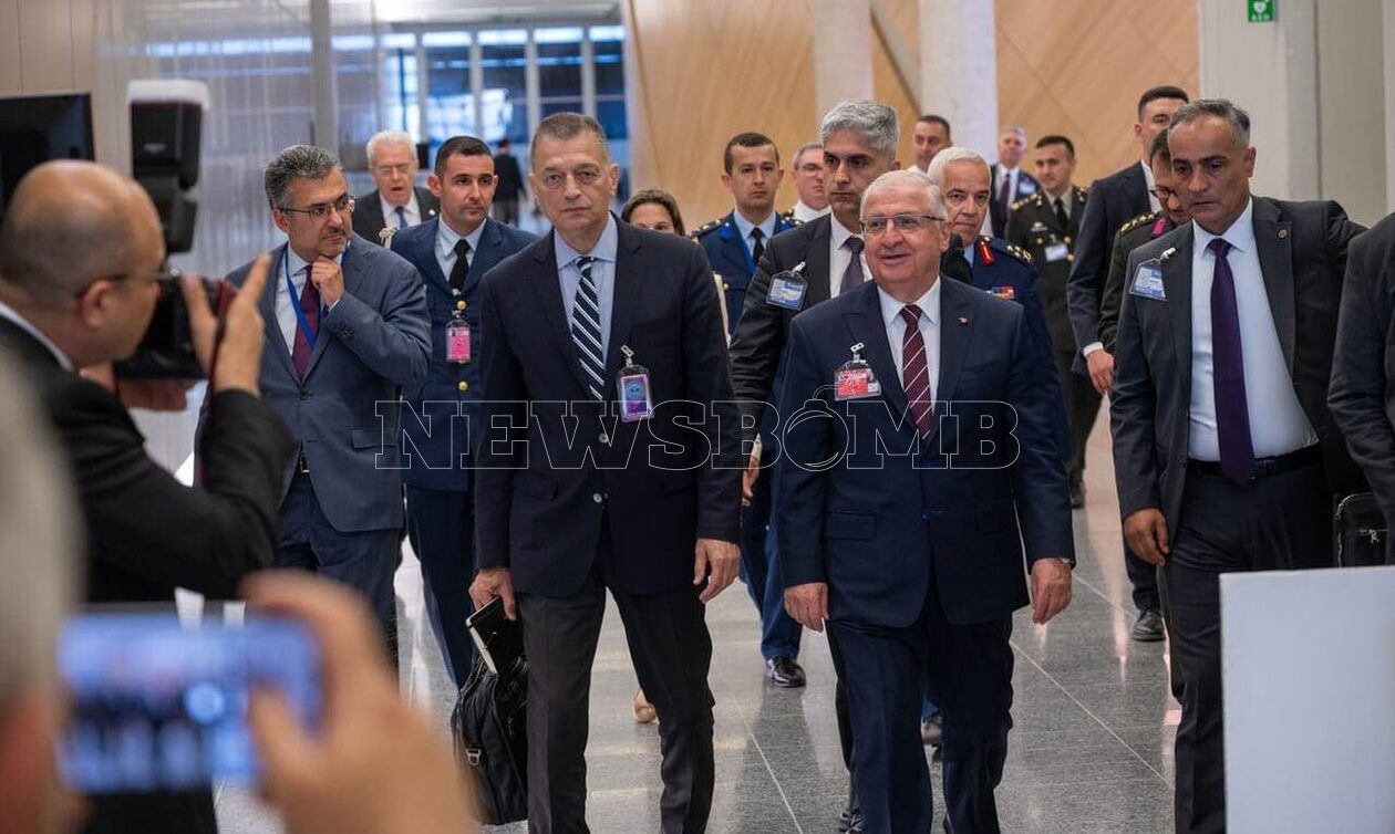 Η πρώτη φωτογραφία Στεφανή και Γκιουλέρ - Συνάντηση των υπουργών Άμυνας Ελλάδας και Τουρκίας