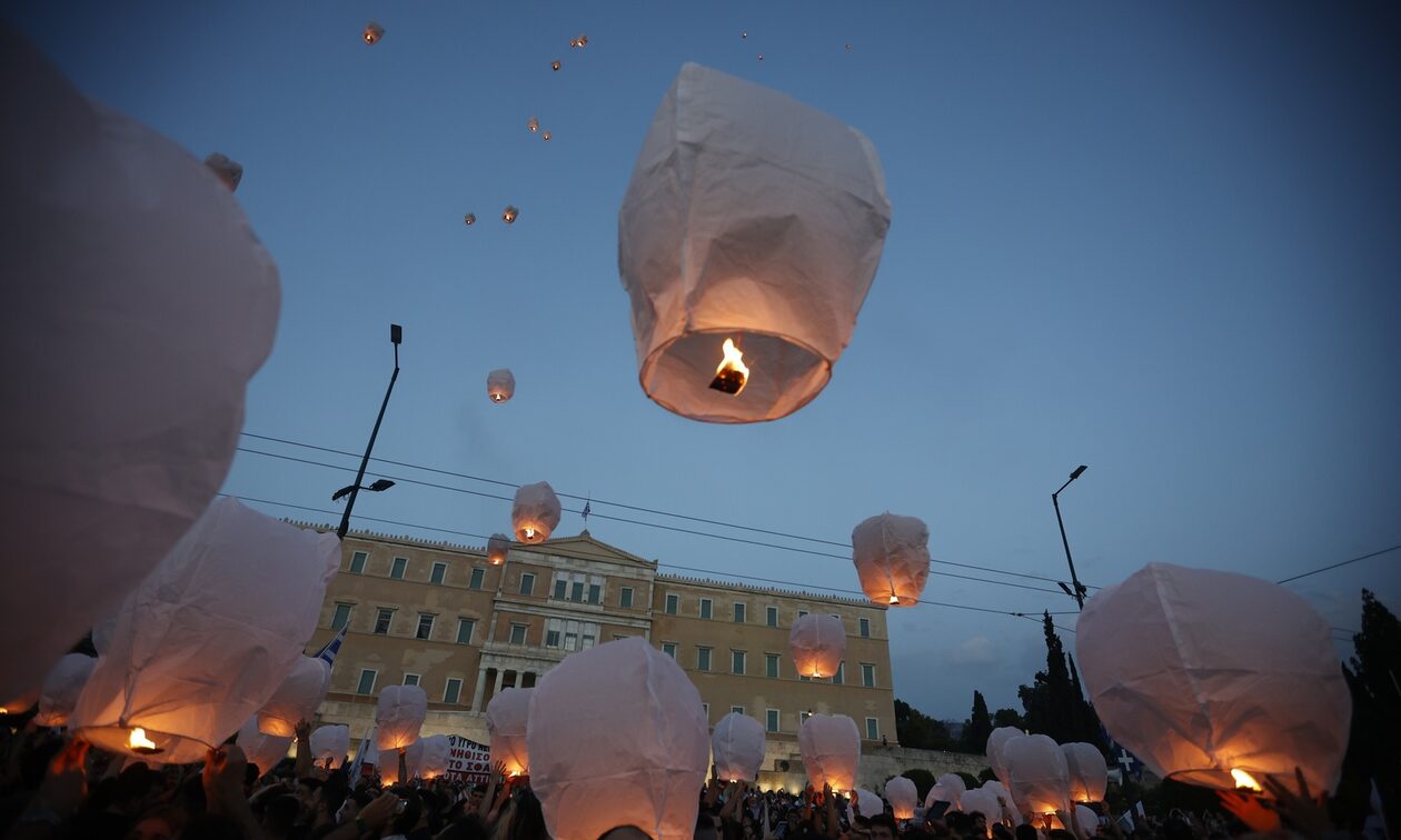 Ναυάγιο στην Πύλο: Δεκάδες φαναράκια στον ουρανό για τα θύματα της τραγωδίας