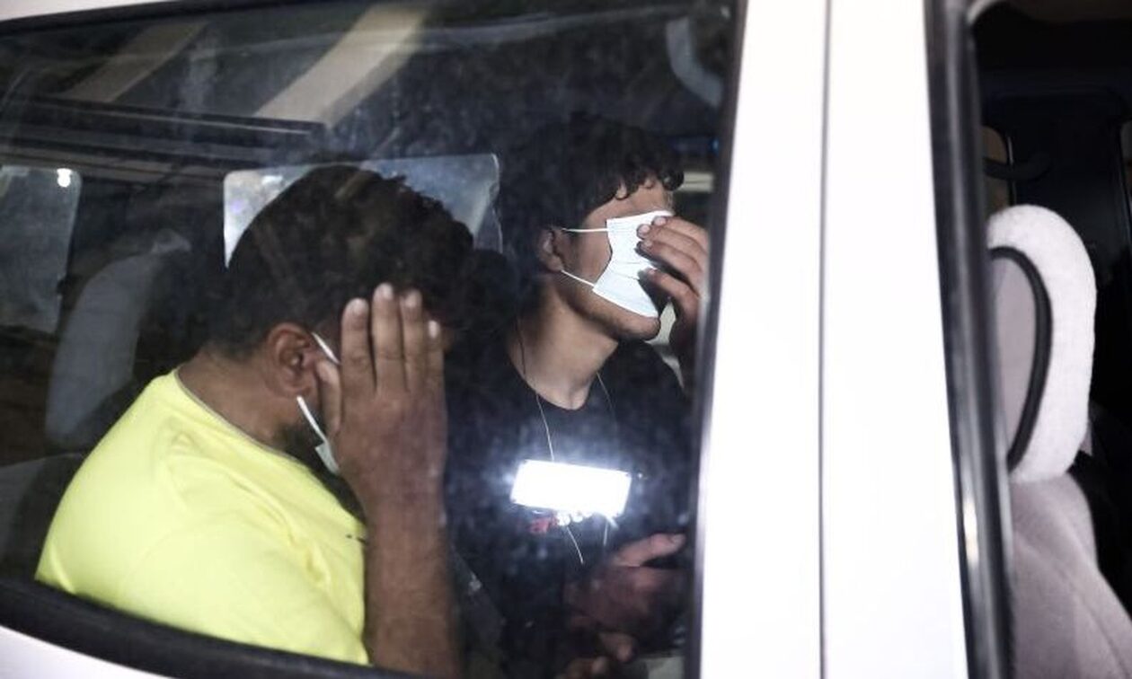 Ναυάγιο στην Πύλο: Οι 9 συλληφθέντες στα δικαστήρια - Εικόνες από την Καλαμάτα
