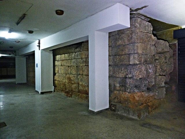 Θεμιστόκλειο τείχος, πλατεία Κλαυθμώνος