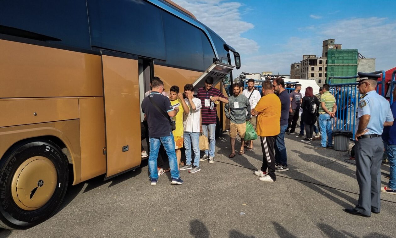 Μαλακάσα: Έφτασαν οι 71 μετανάστες του ναυαγίου της Πύλου - Οι χώροι που θα φιλοξενηθούν