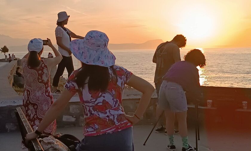 «Το μπαλκονάκι του Ρεθύμνου»: Δεκάδες τουρίστες από όλη την Ευρώπη απολαμβάνουν το ηλιοβασίλεμα