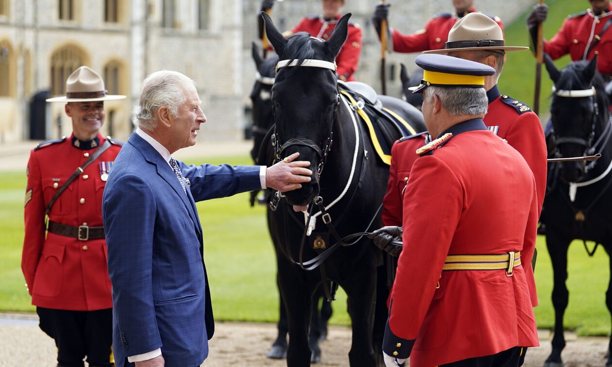 Βρετανία: Έφιππος ο βασιλιάς Κάρολος στη στρατιωτική παρέλαση για τα γενέθλιά του