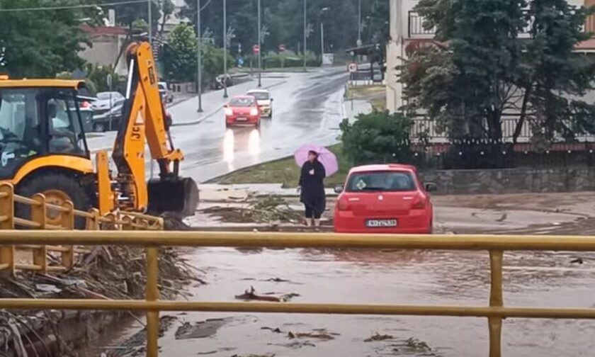Θεσσαλονίκη: Εικόνες χάους από την καταιγίδα, παρασύρθηκαν IX - 300 κλήσεις στην Πυροσβεστική