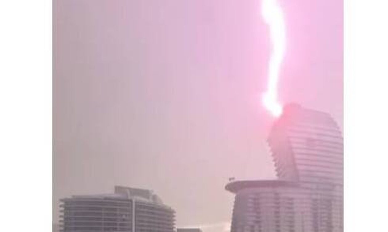 Μαϊάμι: Βίντεο από τη στιγμή που κεραυνός χτυπάει ουρανοξύστη