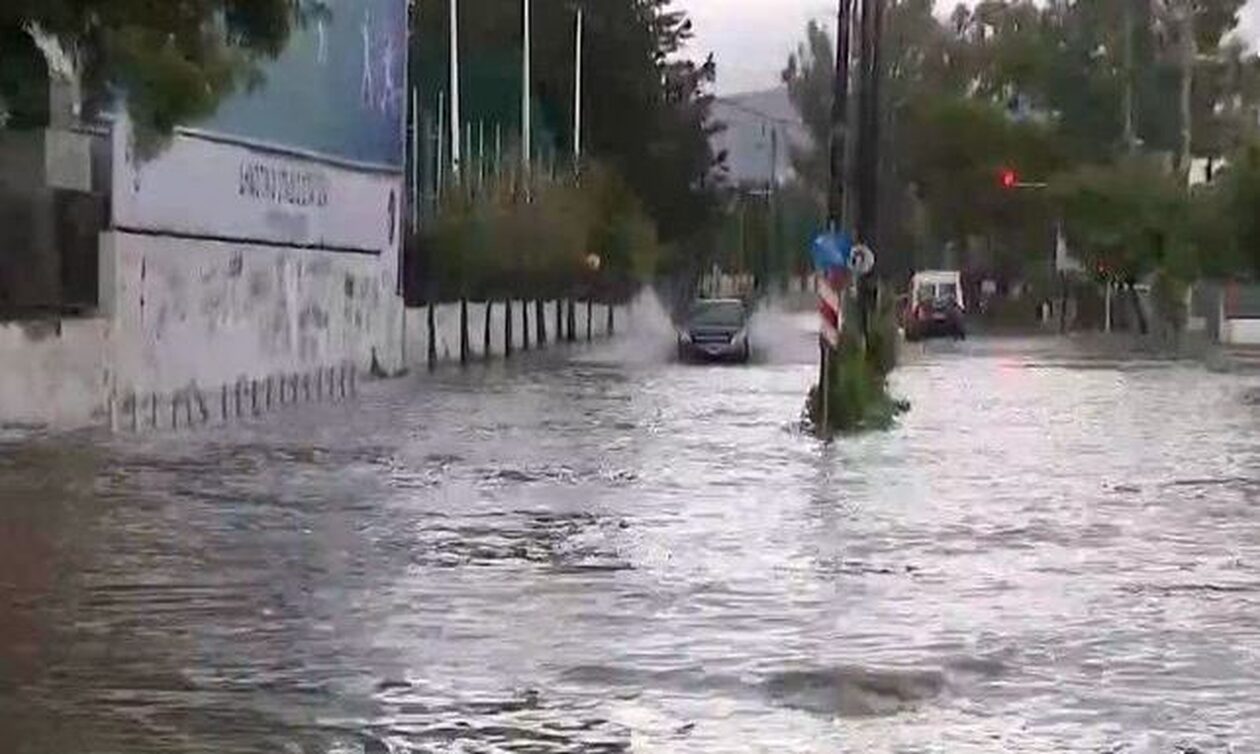 Πλημμύρισαν οι δρόμοι στα Σπάτα - Δείτε βίντεο
