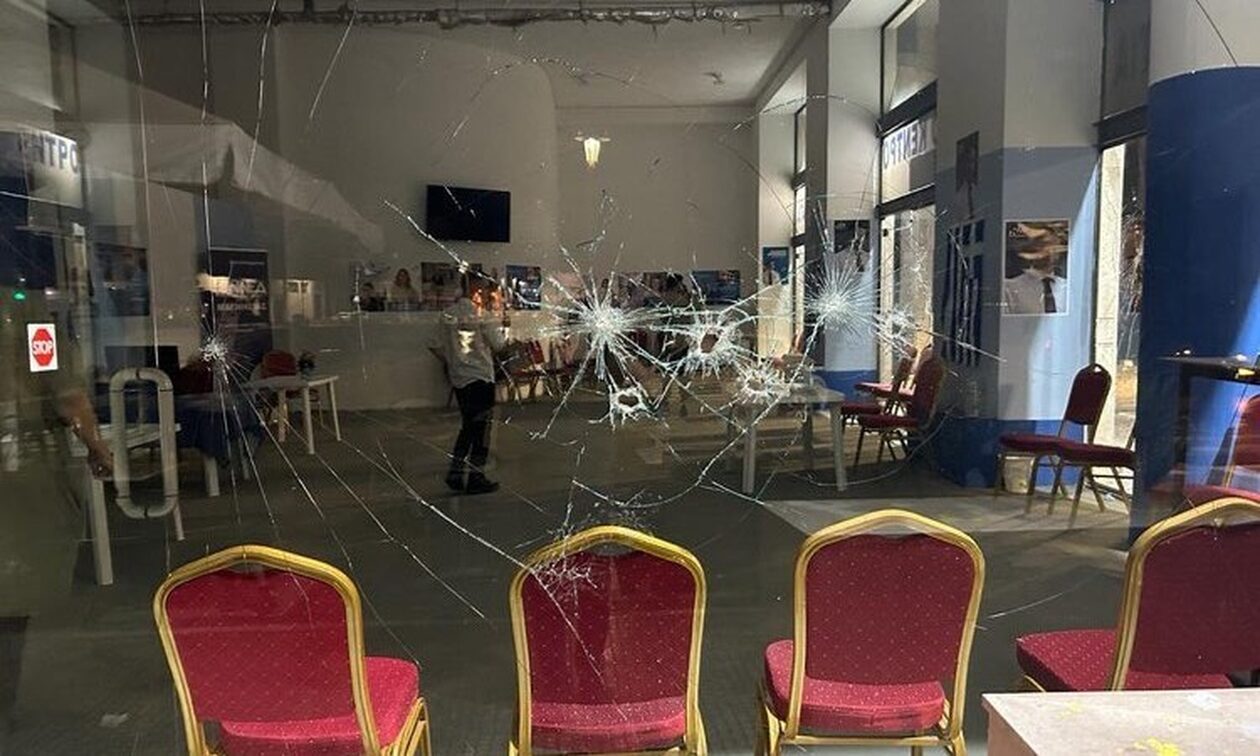 Βόλος: Καταδρομική επίθεση κουκουλοφόρων στο εκλογικό κέντρο της ΝΔ