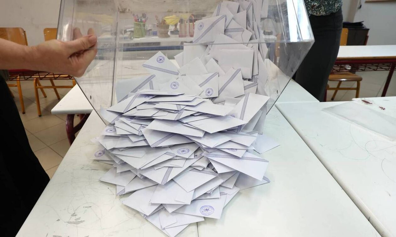 Εκλογές 2023-  Δημοσκόπηση Metron Analysis: Στο 18,3% η διαφορά ΝΔ - ΣΥΡΙΖΑ