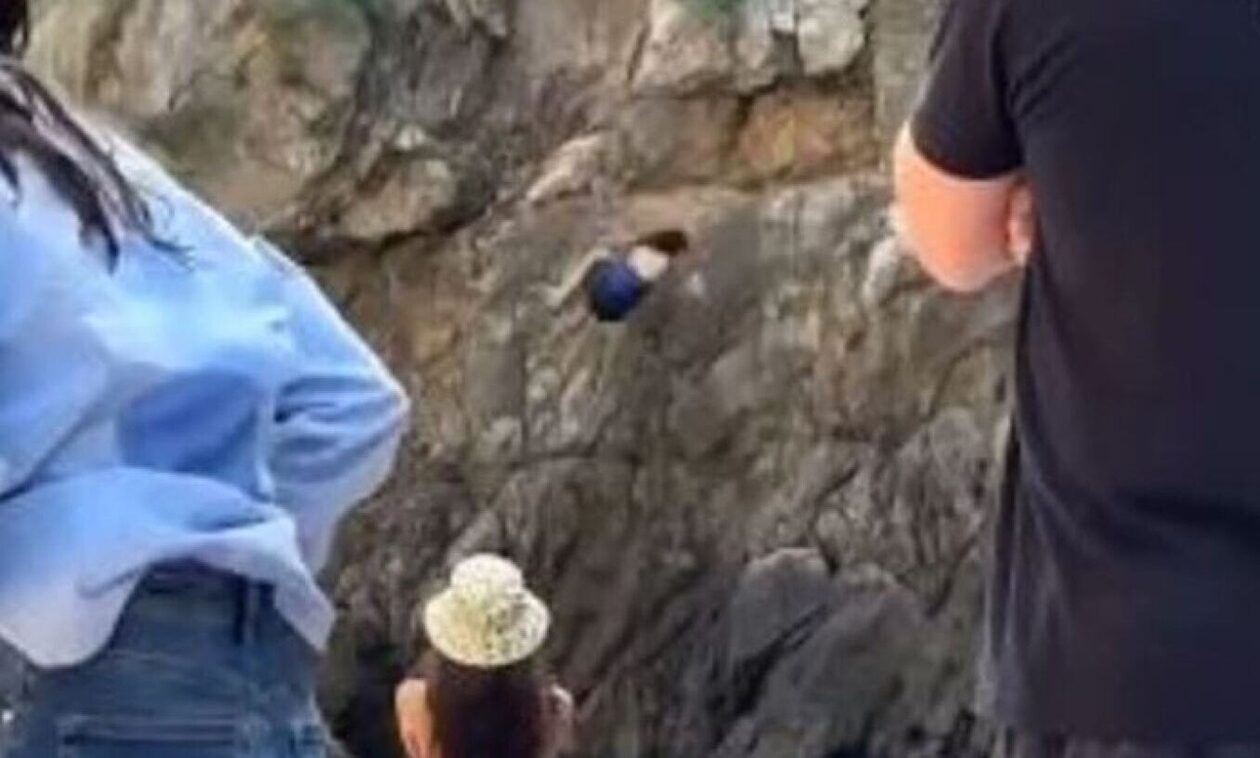 Ιταλία: Τουρίστρια δίστασε να κάνει βουτιά και χτύπησε σε βράχια – Βίντεο