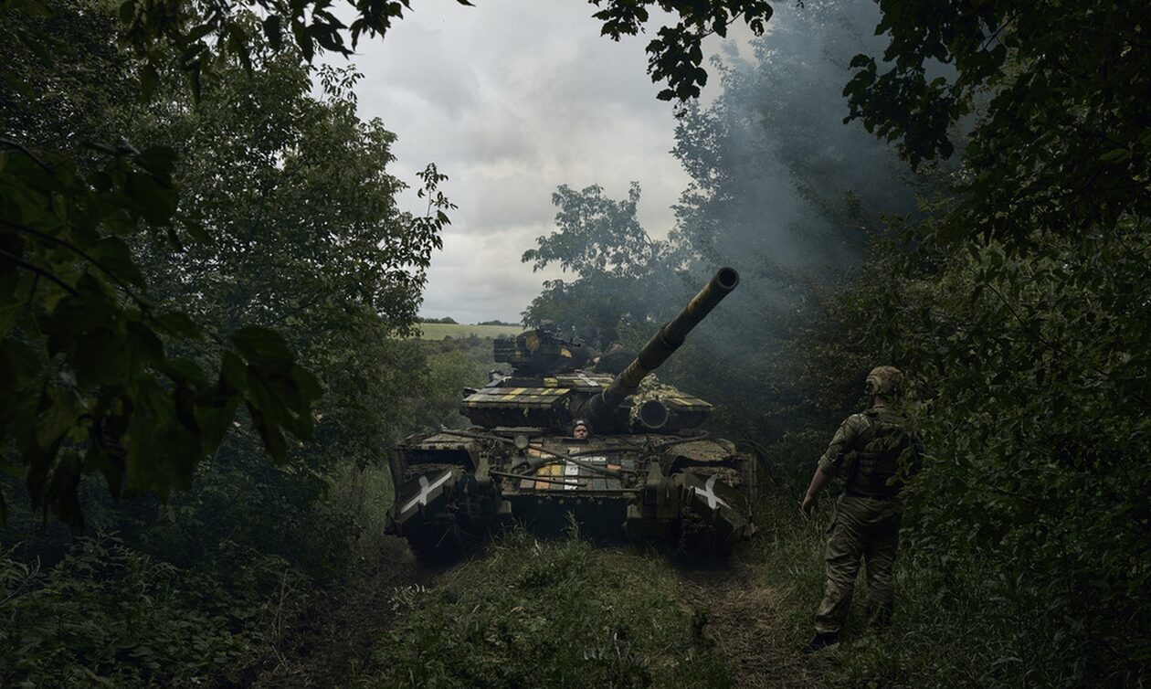 Ουκρανία: Ρώσοι στέλνουν στη μάχη τηλεχειριζόμενα τανκς της σοβιετικής εποχής γεμάτα εκρηκτικά