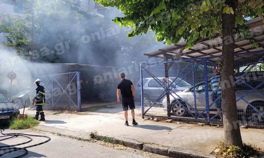 Λάρισα: «Λαμπάδιασε» αυτοκίνητο μέσα σε πάρκινγκ - Σκεπάστηκε με καπνούς όλη η περιοχή