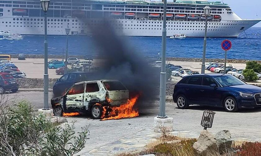 Μύκονος: Στις φλόγες τυλίχθηκε Ι.Χ αυτοκίνητο σε λιμάνι - Φωτογραφίες