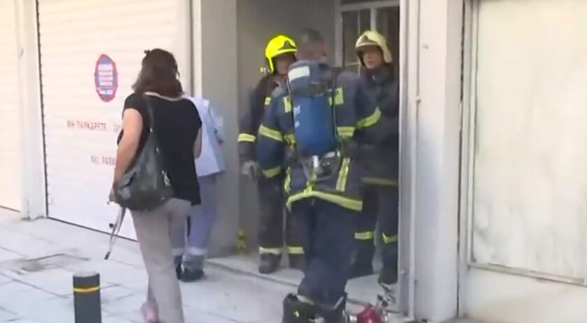 Θεσσαλονίκη: Πυρκαγιά σε πολυκατοικία - Εκκενώνεται από τους κατοίκους, ηλικιωμένος στο νοσοκομείο