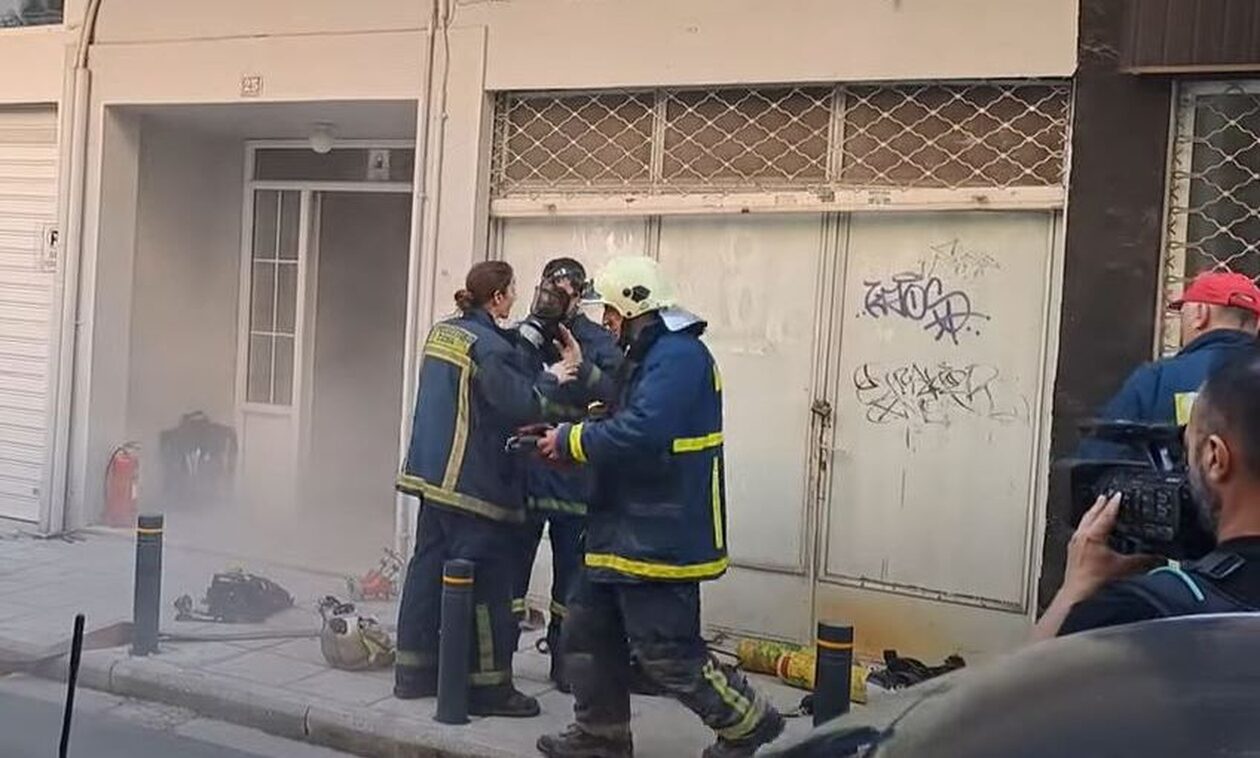 Φωτιά σε πολυκατοικία στη Θεσσαλονίκη: «Άκουσα την έκρηξη, γέμισε καπνό», λέει ένοικος