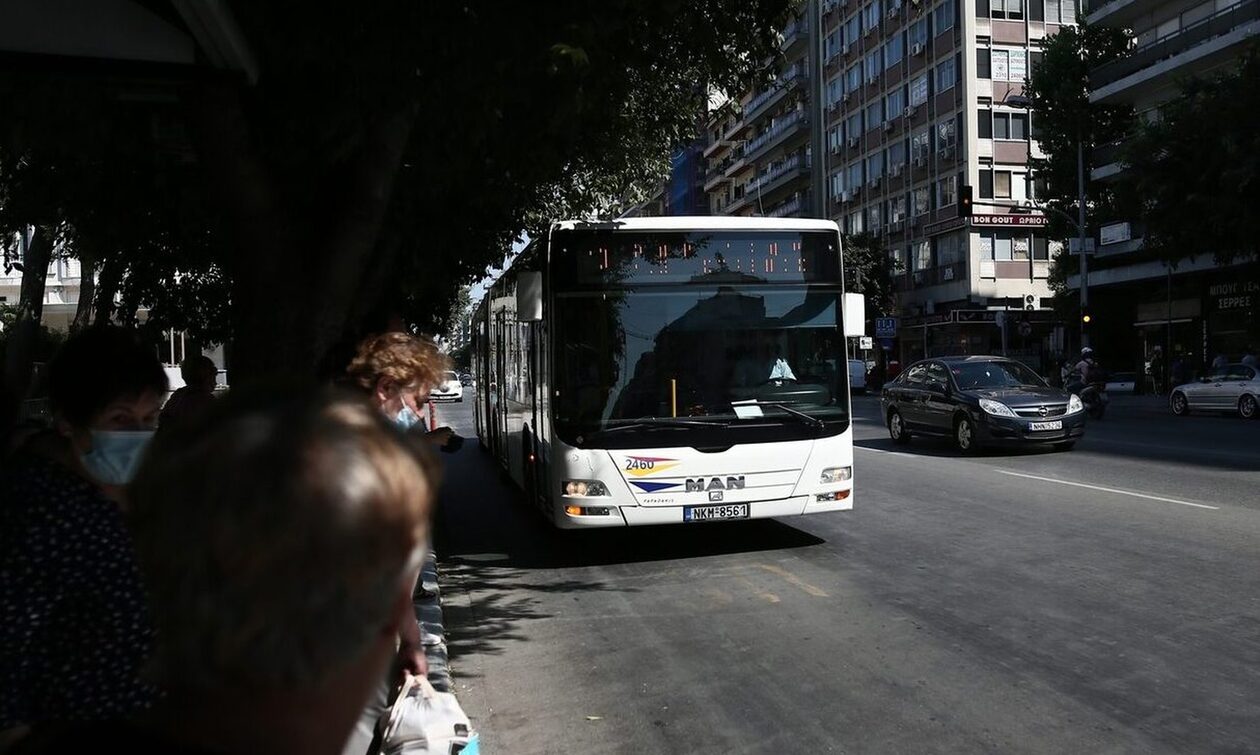 Θεσσαλονίκη: Λεωφορείο έπιασε φωτιά εν κινήσει