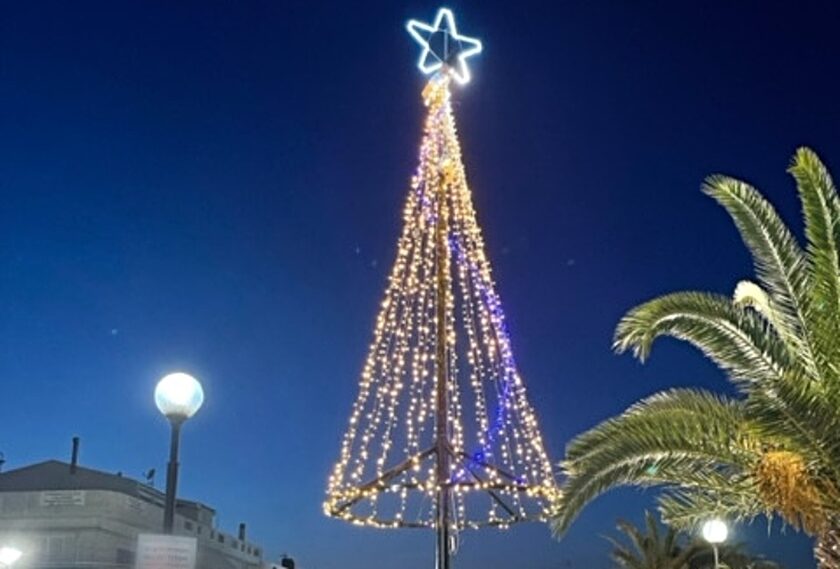 Κρήτη: Φωταγωγημένο Χριστουγεννιάτικο δέντρο μέσα στο… κατακαλόκαιρο
