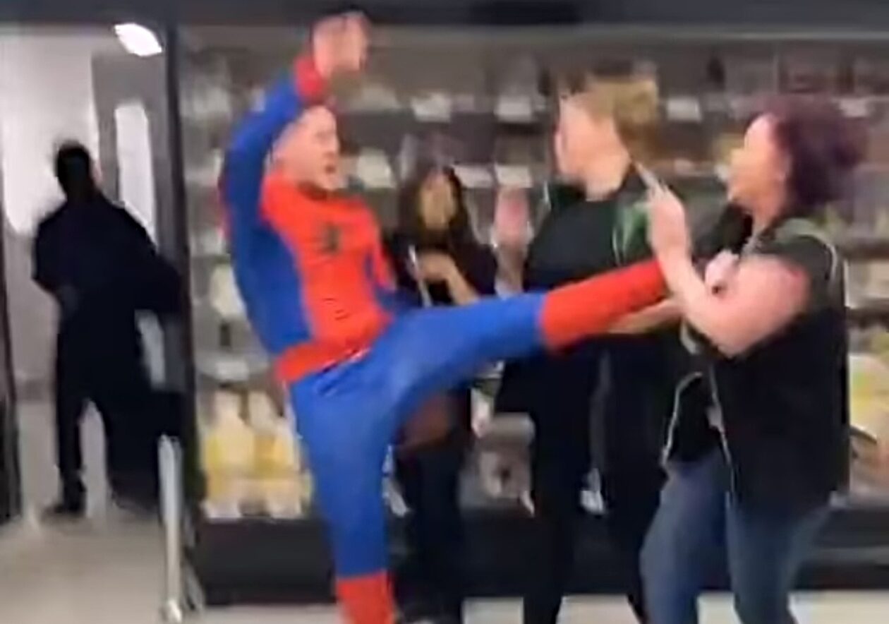 Λονδίνο: Άνδρας ντυμένος… Spiderman χτύπησε εργαζόμενη σε σούπερ μάρκετ – Έξι χρόνια φυλάκιση