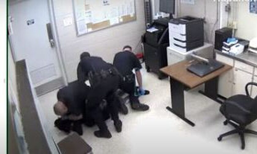ΗΠΑ: Άγριος ξυλοδαρμός κρατούμενου από αστυνομικό - Του χτύπαγε το κεφάλι στο πάτωμα