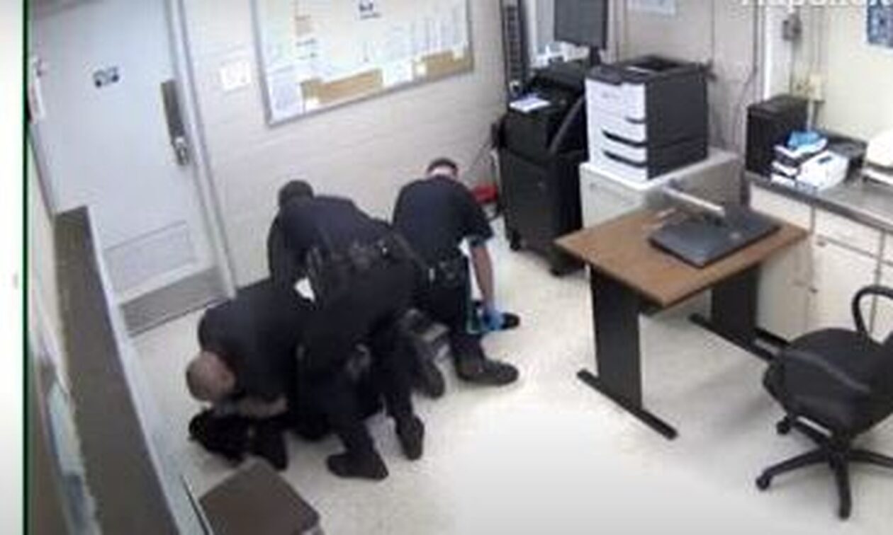 ΗΠΑ: Άγριος ξυλοδαρμός κρατούμενου από αστυνομικό - Του χτύπαγε το κεφάλι στο πάτωμα