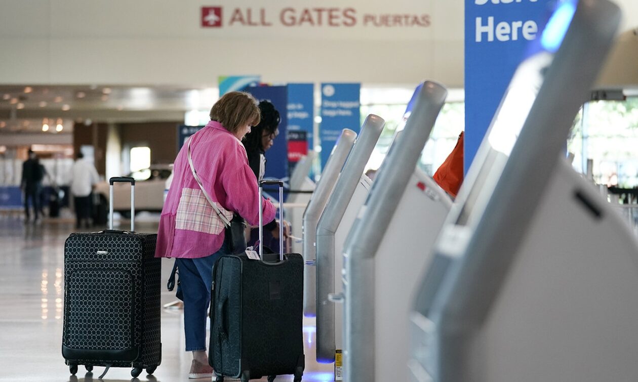 Τέξας: Συνελήφθη γιαγιά που παράτησε την εγγονή της σε αεροδρόμιο για να προλάβει την πτήση της