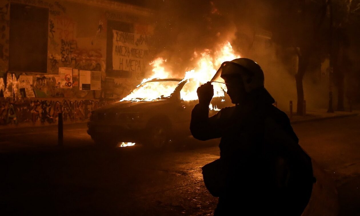 Αθήνα: Φωτιά σε τρία ΙΧ αυτοκίνητα στα Εξάρχεια