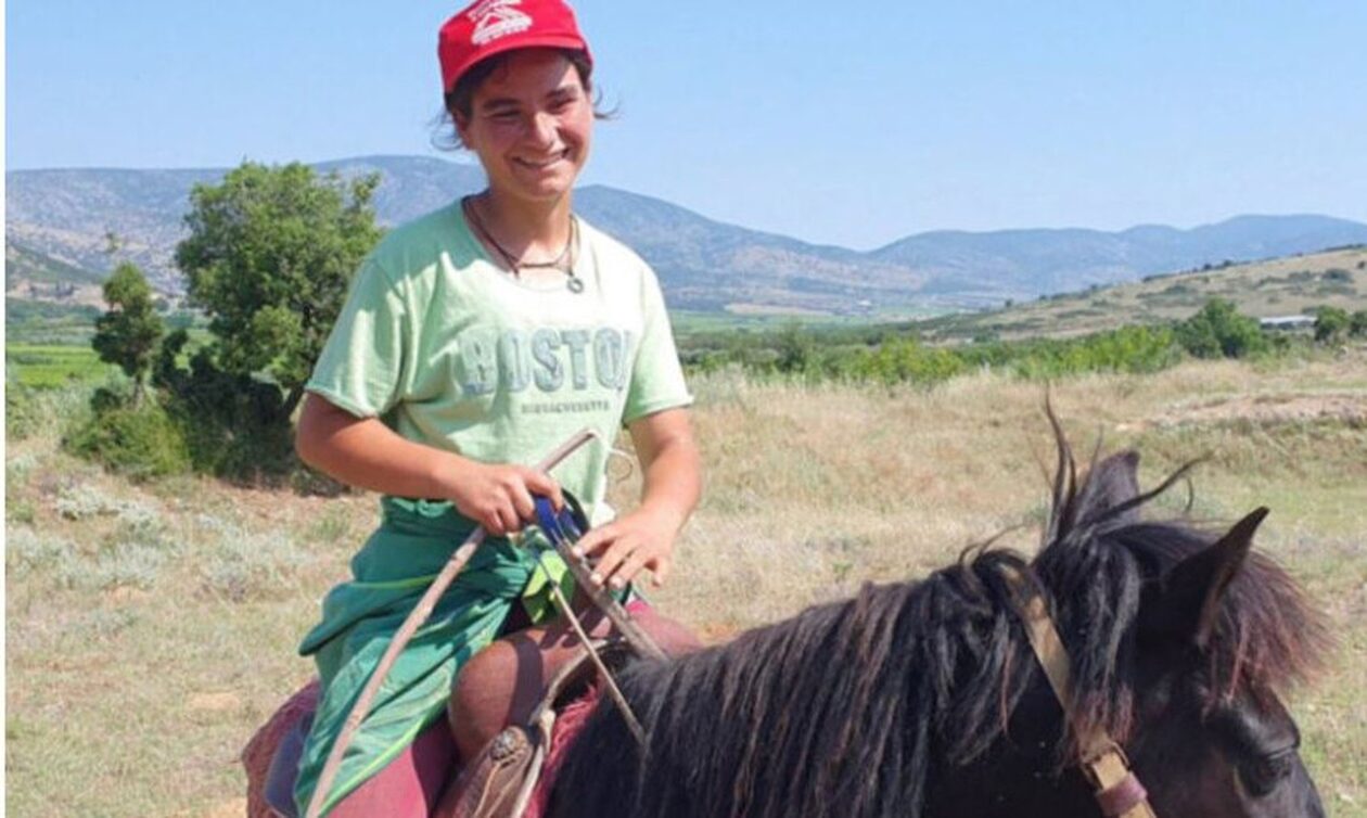 Λάρισα: 21χρονη «αμαζόνα» ιππεύει άλογα και βόσκει 600 πρόβατα