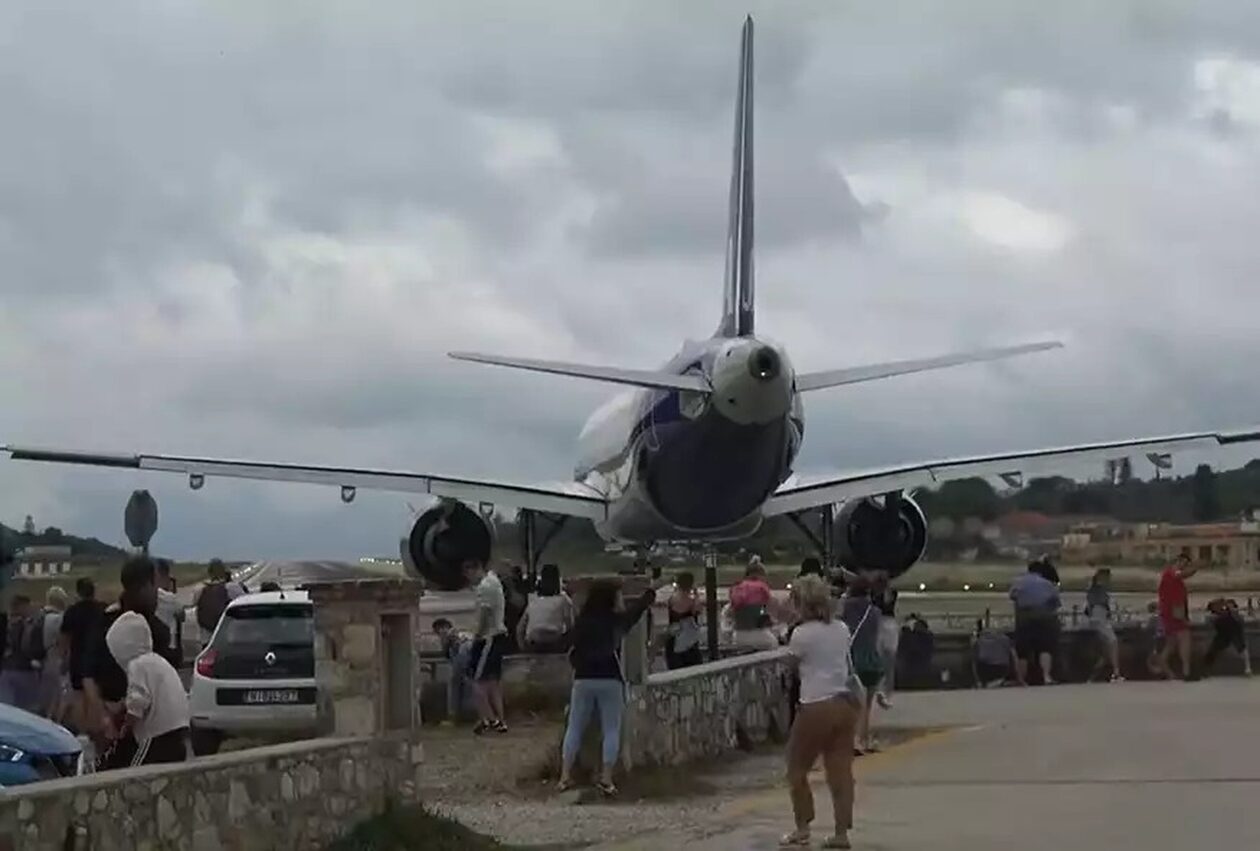 Τρόμος στο αεροδρόμιο της Σκιάθου: Αεροπλάνο απογειώνεται και σηκώνει τουρίστες στον αέρα – Βίντεο