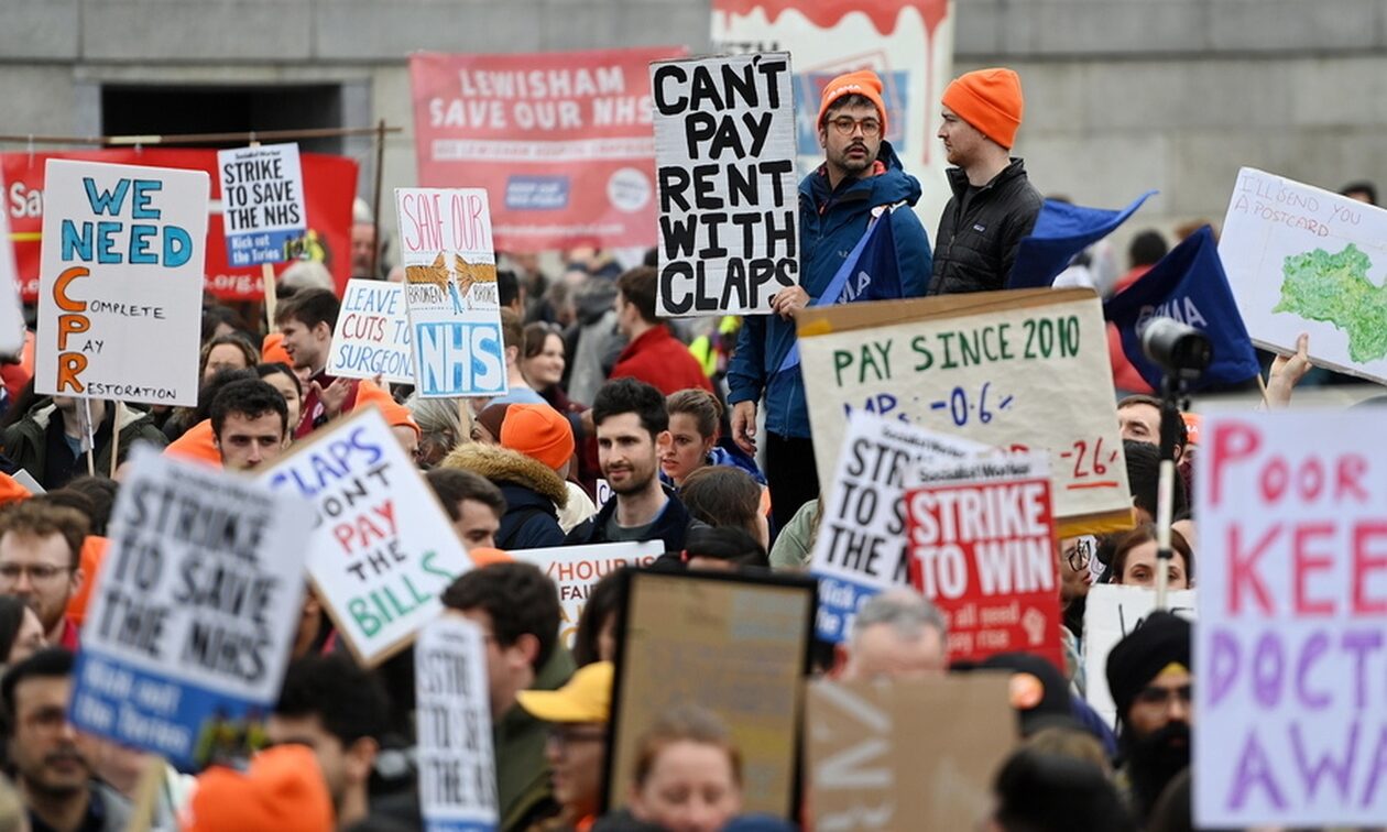 Απεργούν για πέντε μέρες οι γιατροί στην Αγγλία - Η μεγαλύτερη απεργία στην ιστορία του NHS