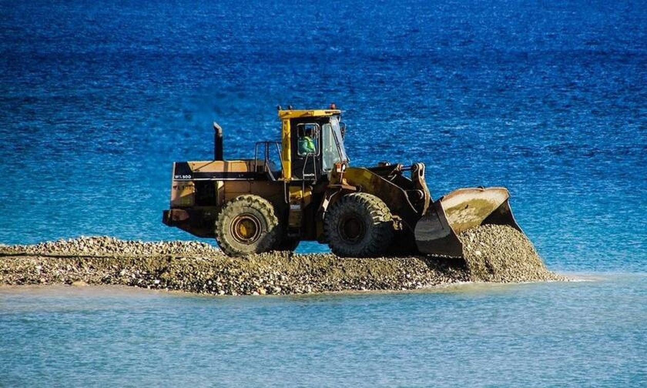 Άρχισαν οι κατεδαφίσεις αυθαιρέτων σε παραλίες της Κρήτης