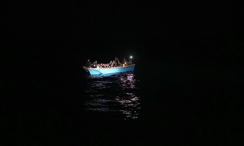 Ιταλία: Πλοίο με 50 μετανάστες πλέει ακυβέρνητο σε διεθνή χωρικά ύδατα