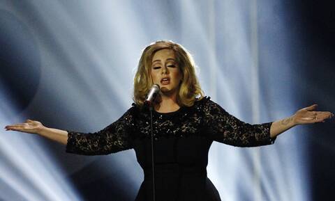 Adele: Η στιγμή που ξέχασε στίχους από τραγούδι της σε συναυλία της - «Θύμισέ μου τον στίχο μου»