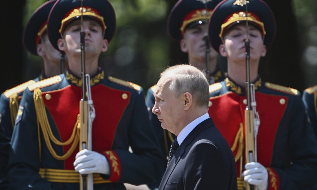 Ο Πούτιν υπέγραψε νόμο που επιτρέπει τη φυλάκιση όσων παραβιάζουν τον στρατιωτικό νόμο
