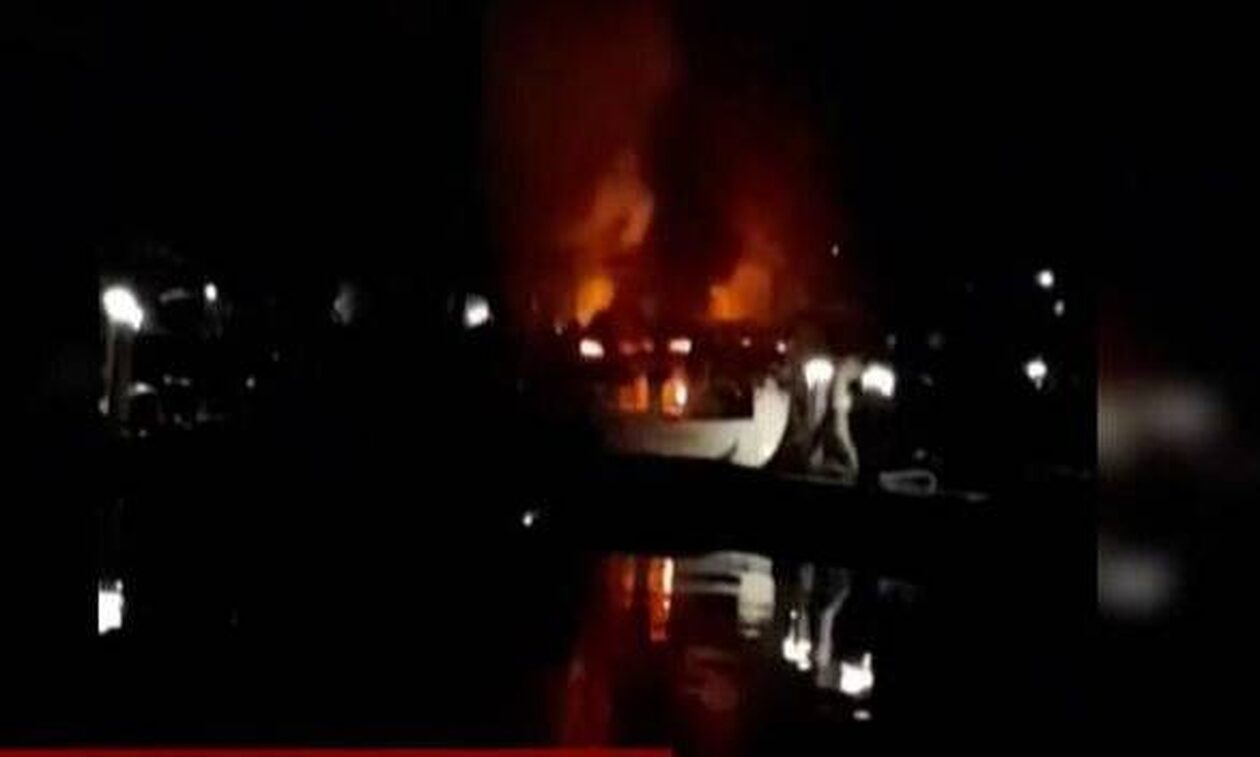 Φωτιά: Στις φλόγες ιστιοφόρο στη Μαρίνα Λαυρίου